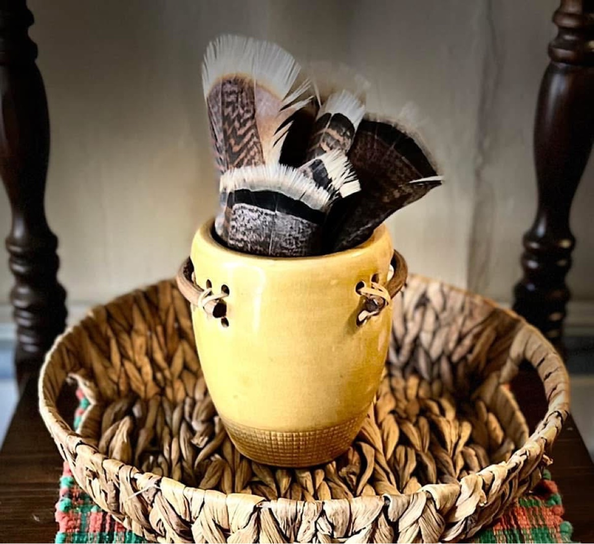 Feather decor pot